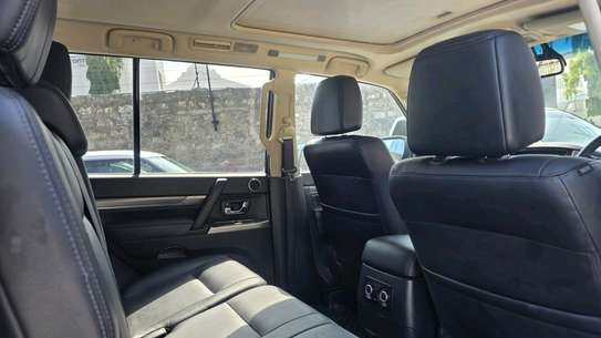 Mitsubishi pajero with sunroof image 5