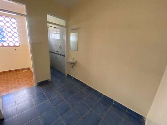 Serviced 3 Bed Apartment with Swimming Pool in Kilimani image 14