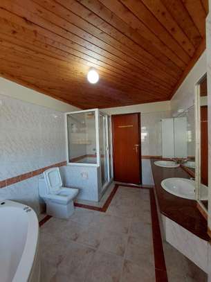 5 Bed House with En Suite at Brook Drive image 4