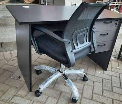 Super stylish and quality   office desks and chair image 1
