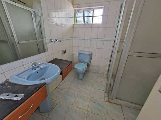 5 Bed House with En Suite in Kyuna image 30