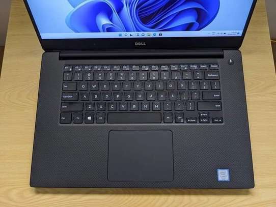 Dell precision 5520 laptop image 2