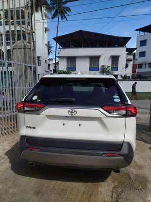 Toyota Rav4 White 2019 2wd image 10