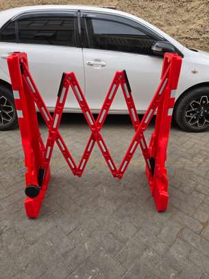 Portable expandable safety barricade image 5