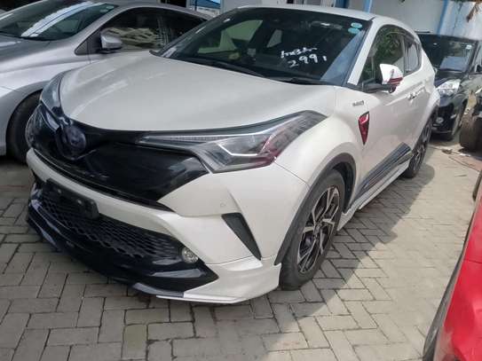 Toyota CH-R pearl white image 5