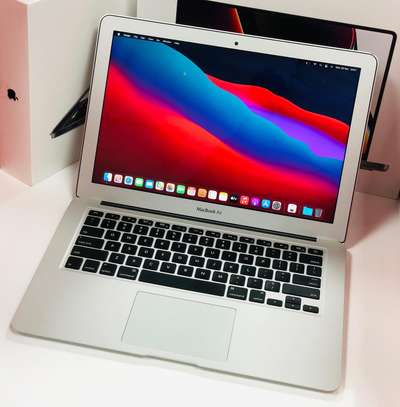 MacBook Air Mid 2013 13 Inch Core i5 4GB RAM 128GB image 2