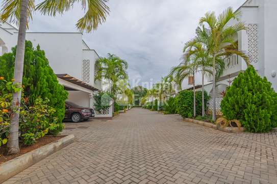 4 Bed House with En Suite at Lantana Coral Drive image 12