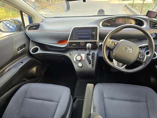 Toyota Sienta hybrid Blue 2018 image 4