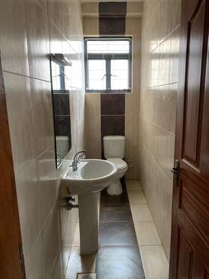 3 bedroom apartment all ensuite with a dsq in kilimani image 9