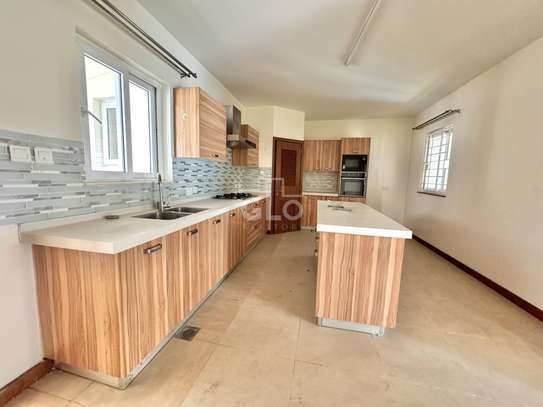 3 Bed Apartment with En Suite in Lavington image 14