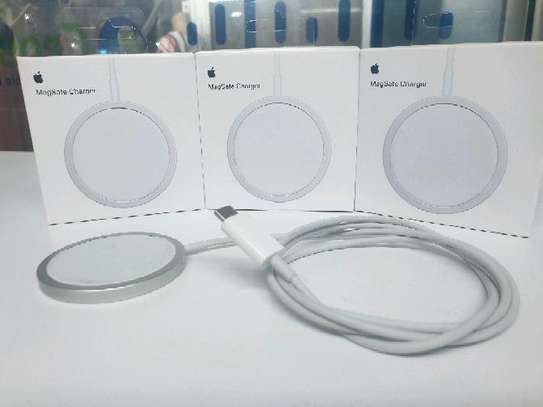 Apple's Wireless Magsafe charger image 1