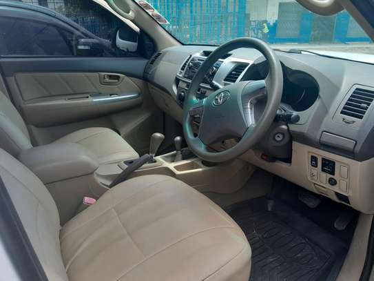 Hilux double cabin image 4