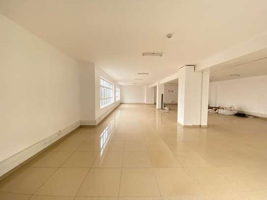1,620 ft² Shop with Service Charge Included in Parklands image 7