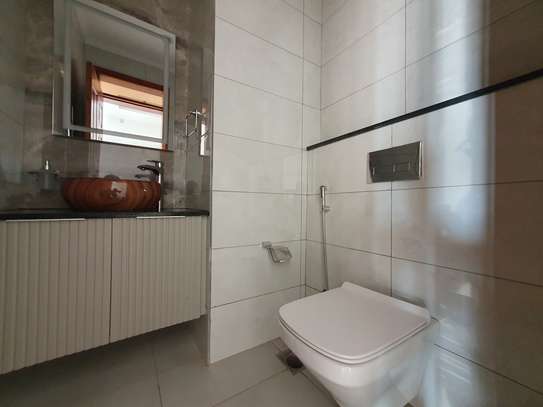 4 Bed Apartment with En Suite in Parklands image 3