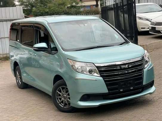 Toyota Noah green image 2