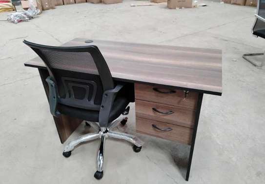 Super unique and quality office desks and chair image 1