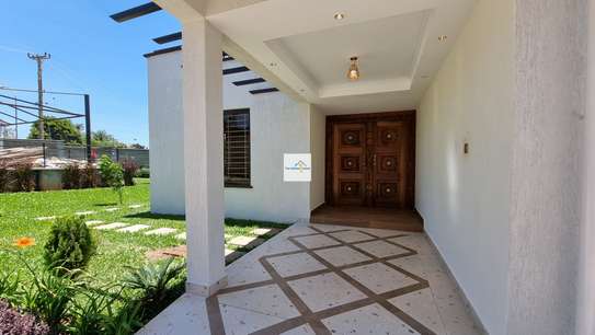 6 Bed House with En Suite in Runda image 2