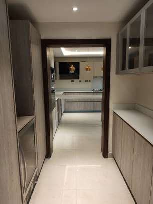5 Bed Villa with En Suite in Spring Valley image 14