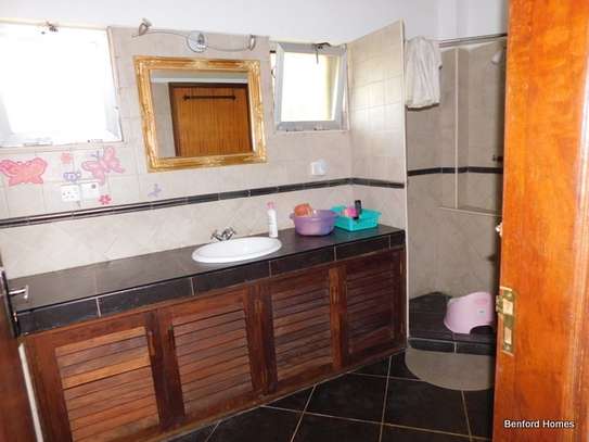4 Bed House with En Suite at Nyali image 19