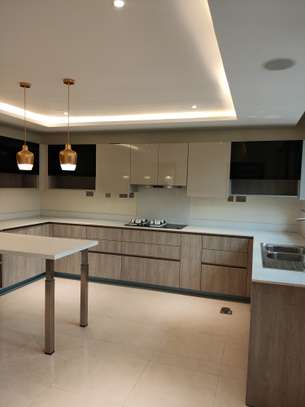 5 Bed Villa with En Suite in Spring Valley image 17