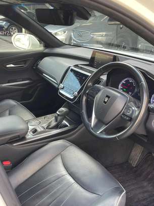 Toyota crown rs image 2