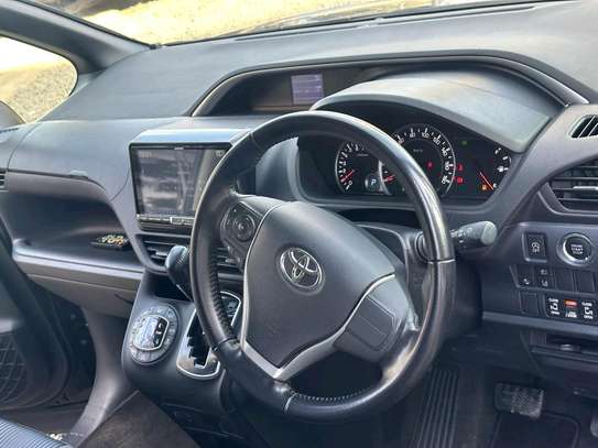 Toyota Voxy image 15