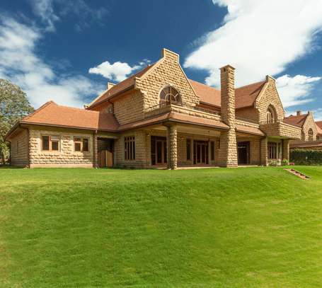 5 Bed House with En Suite at Windy Ridge image 1
