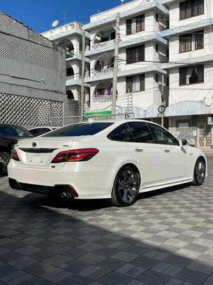 Toyota crown rs image 6