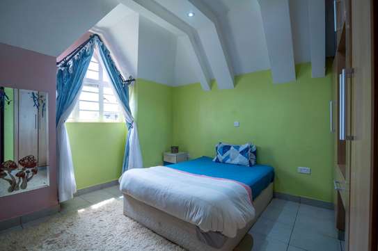 5 Bed House with En Suite in Thika Road image 1