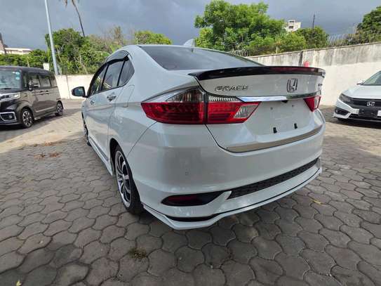Honda grace hybrid 2019 model image 4