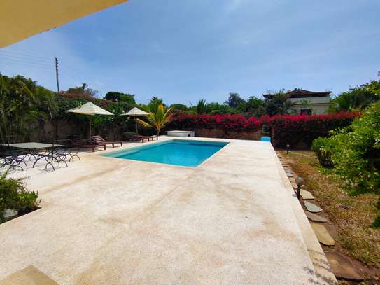 4 Bed House with Swimming Pool in Malindi image 9