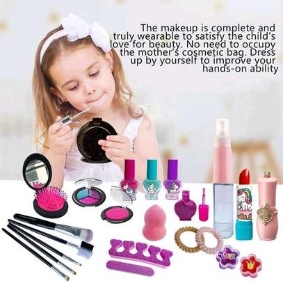 Kids makeup kit image 3