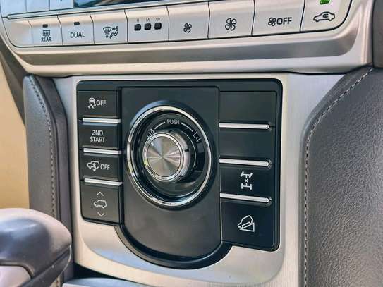 Toyota land cruiser Prado TZG Gold 2019 image 9