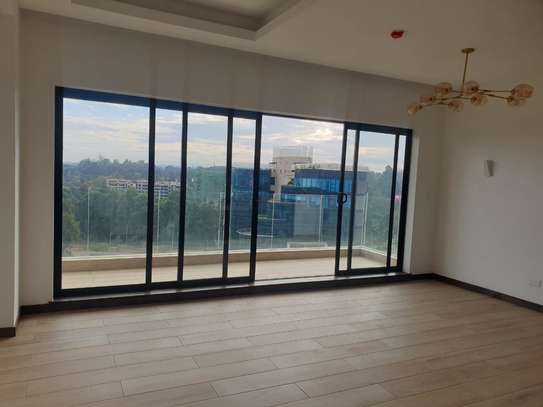 3 Bed Apartment with En Suite in Rosslyn image 3