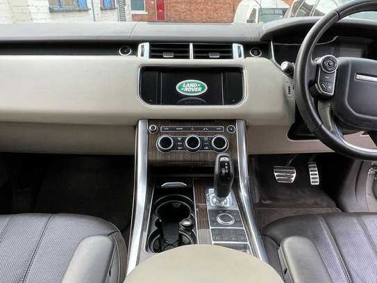 Range Rover Vogue 2016 SDV6 New Shape Diesel with Glass-roof image 4