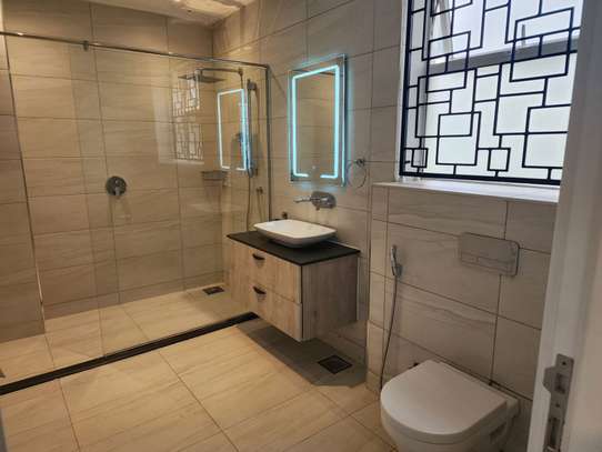 3 Bed Apartment with En Suite in Rhapta Road image 13