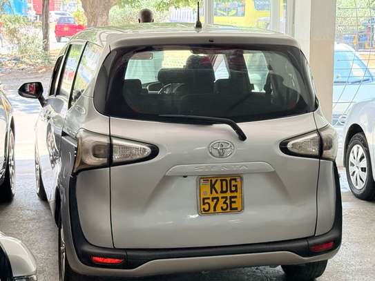 Toyota Sienta KDG image 6