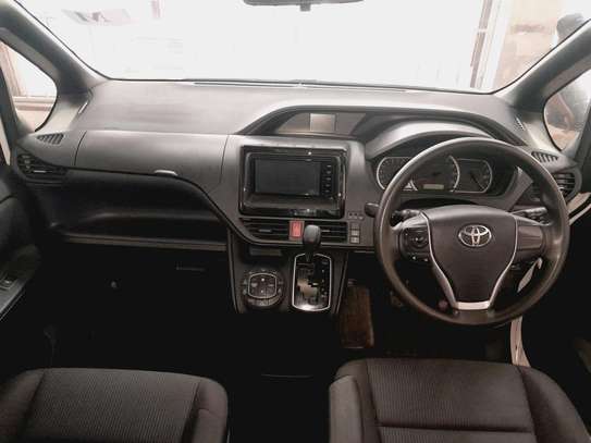 Toyota voxy 7 seater 2016 white image 6