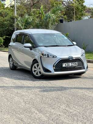 Toyota Sienta hybrid 2018 image 1