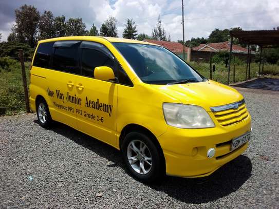 TOYOTA NOAH best for family and business image 3
