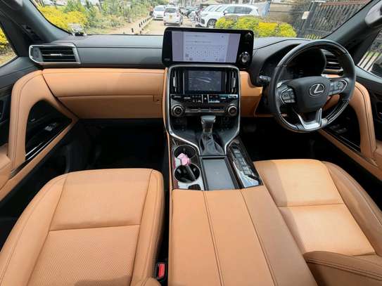 2022 Lexus LX600 image 10