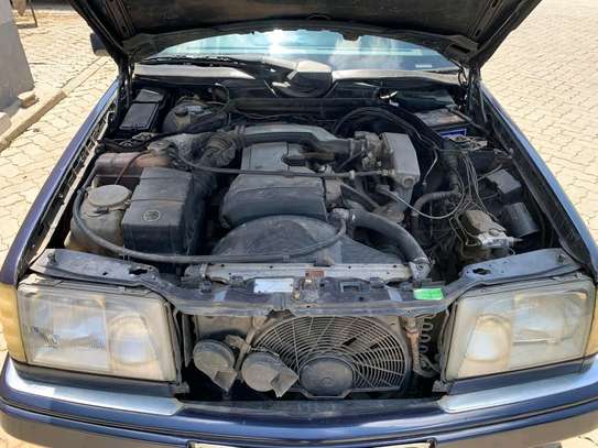 Mercedes Benz W124 E220 image 6