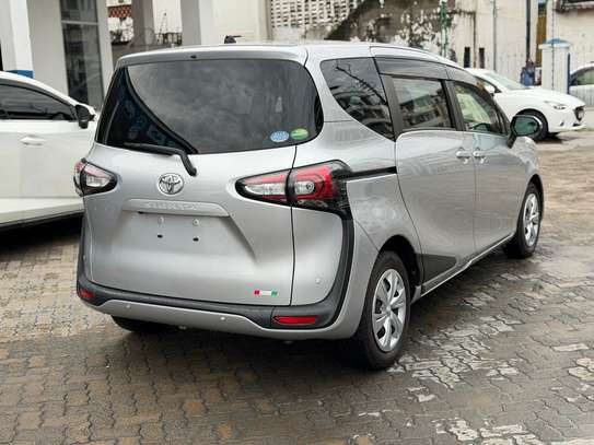 Toyota sienta image 3