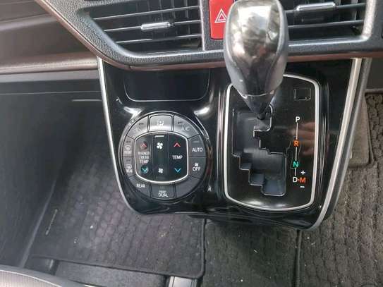 Toyota esquire image 3