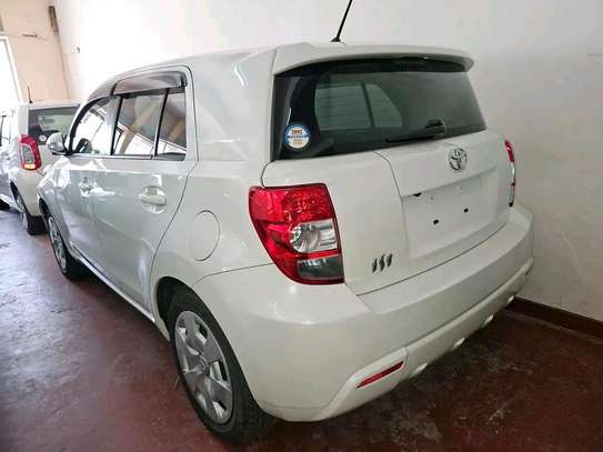 Toyota IST pearl white image 1