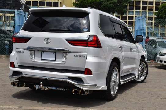 Lexus 570 image 1