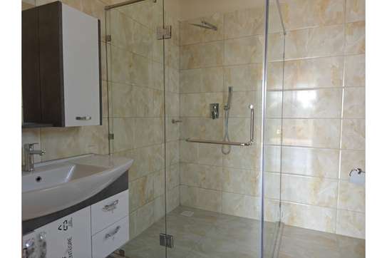 5 Bed Apartment with En Suite in Parklands image 12