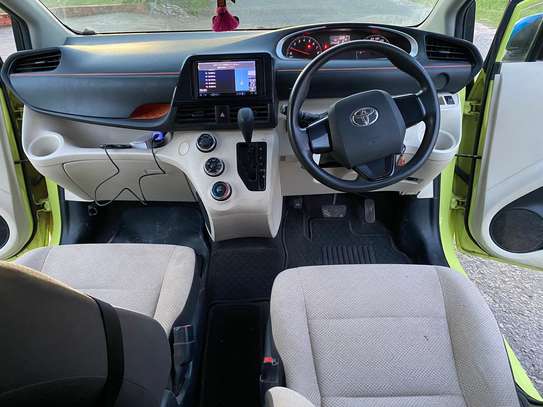 Almost new Toyota sienta image 5