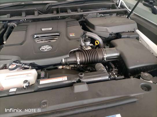 TOYOTA Land cruiser V8 image 6