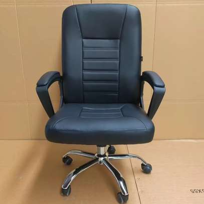 Office chair: Black swivel ergonomic leather seat image 1